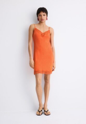 Robe courte en dentelle rustique