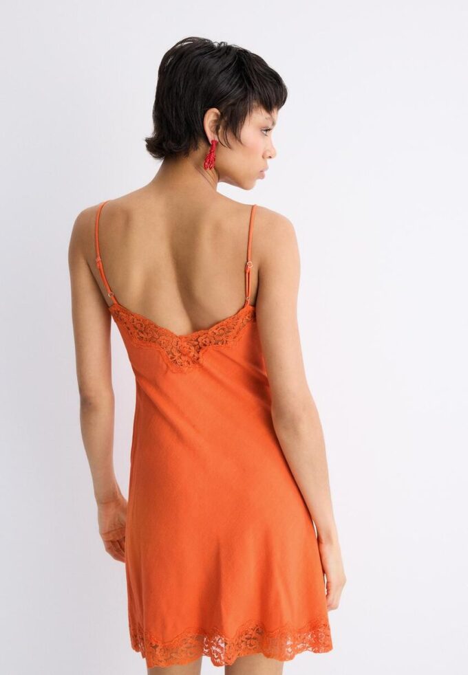 Robe courte en dentelle rustique Robe courte en dentelle rustique