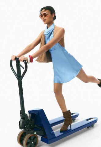 Robe courte en satin à dos nu