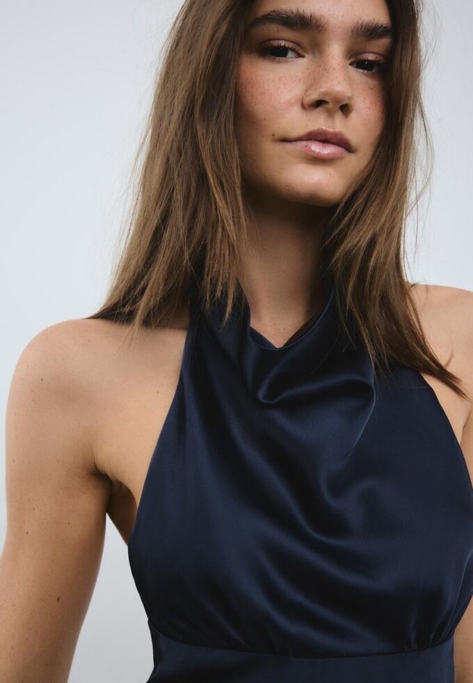 Robe courte en satin à dos nu