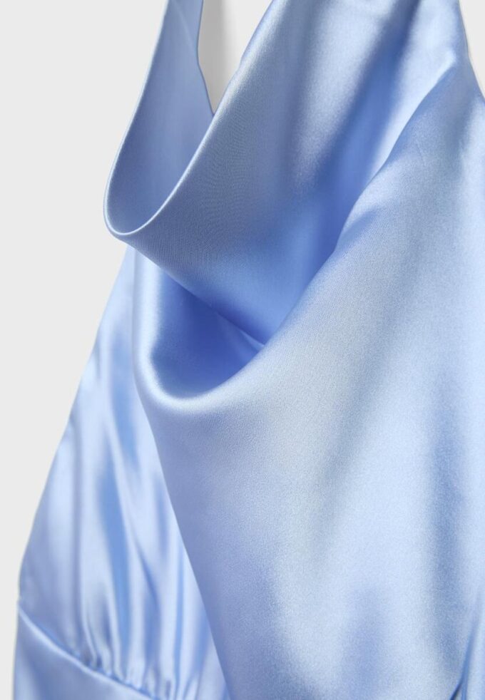 Robe courte en satin à dos nu