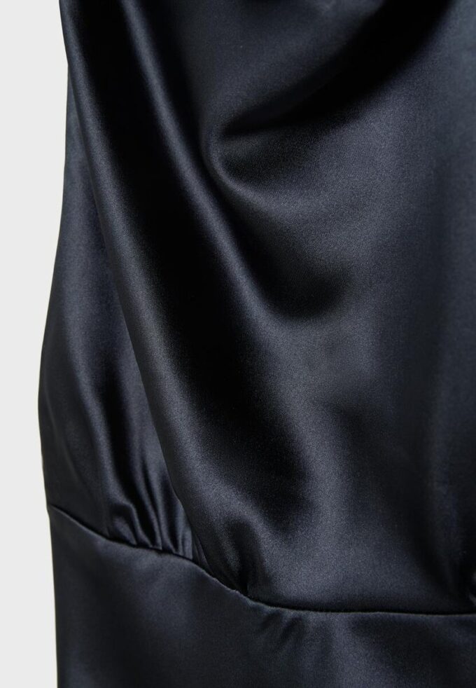 Robe courte en satin à dos nu