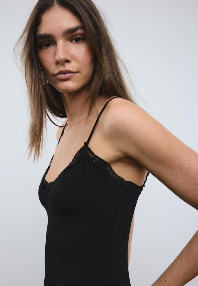 Robe longue en maille dentelle