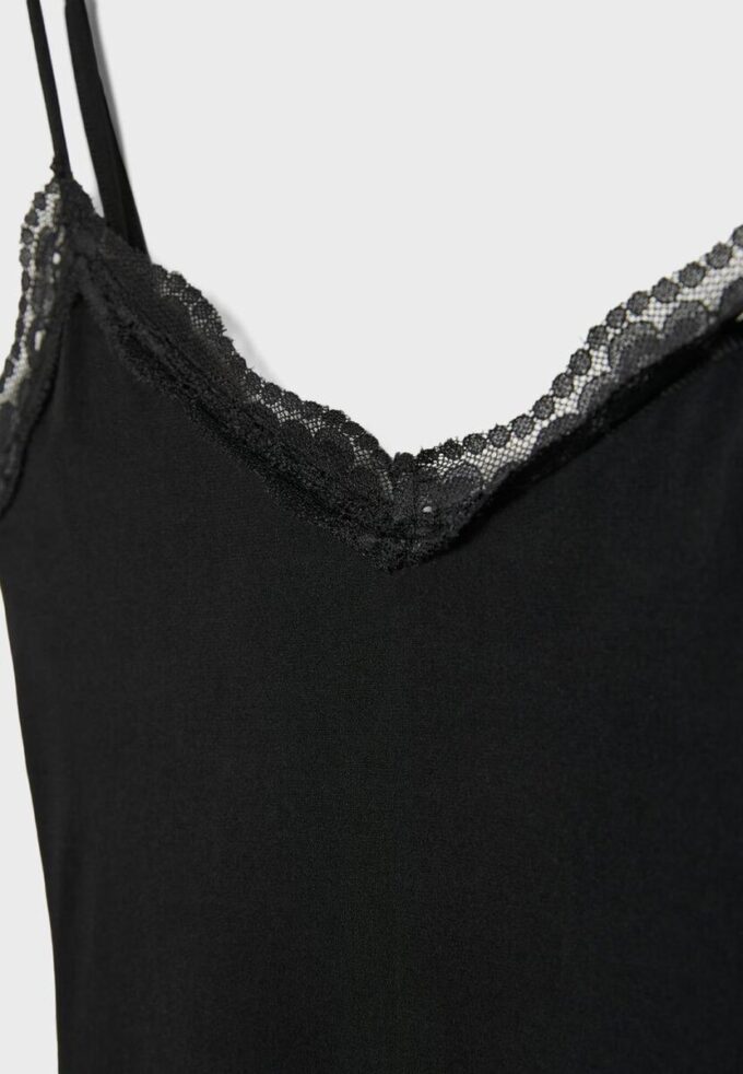 Robe longue en maille dentelle