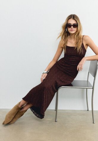 Robe mi-longue à bretelles en dentelle blonde