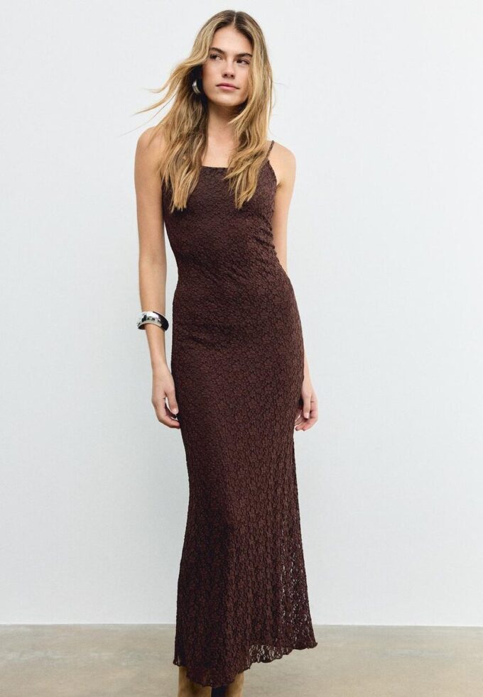 Robe mi-longue à bretelles en dentelle blonde