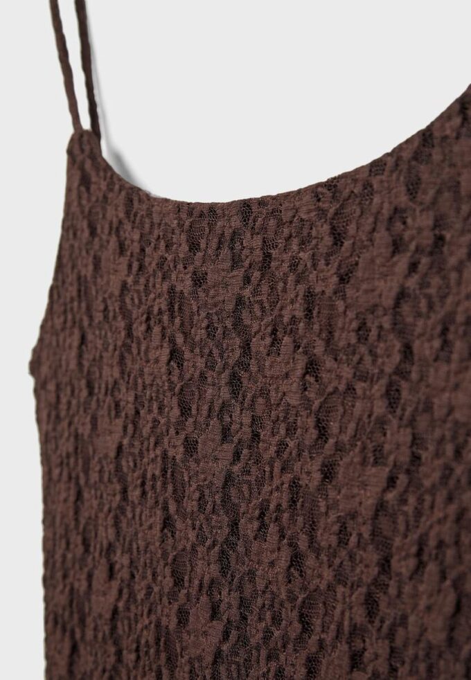 Robe mi-longue à bretelles en dentelle blonde