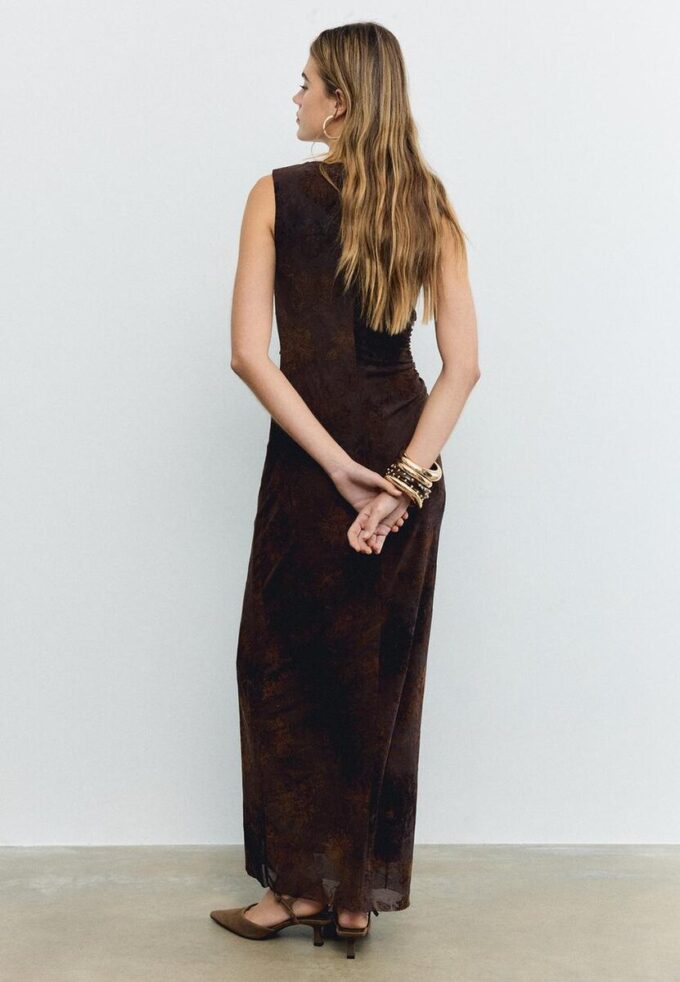 Robe mi-longue en tulle à encolure carrée