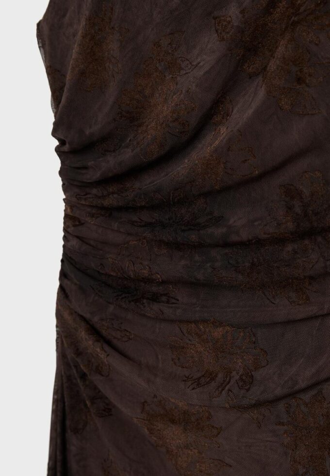 Robe mi-longue en tulle à encolure carrée