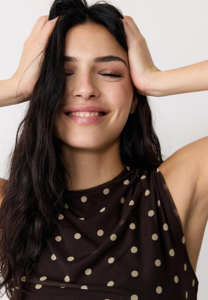 Robe mi-longue sans manches en tulle à pois Robe mi-longue sans manches en tulle à pois