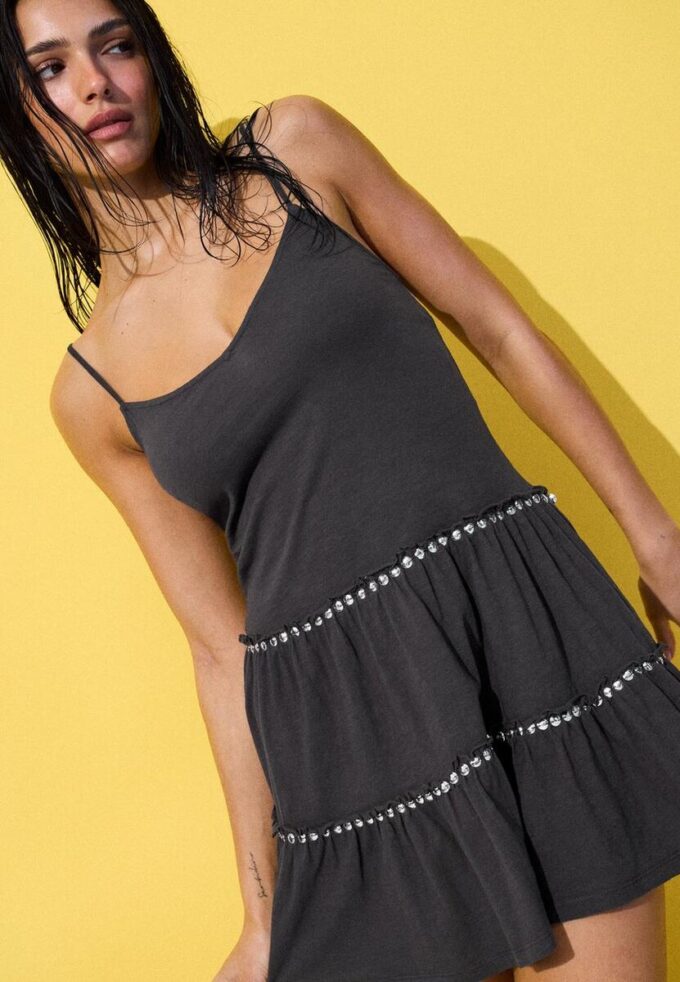 Robe à volants et clous