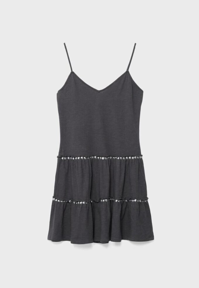 Robe à volants et clous