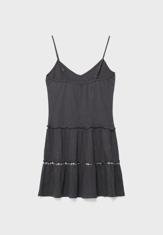 Robe à volants et clous