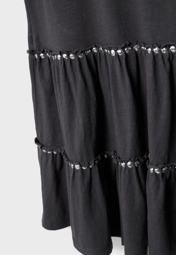 Robe à volants et clous