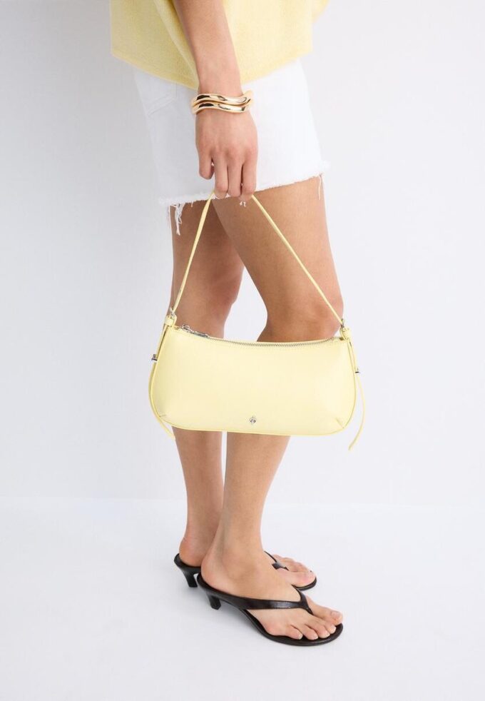 Sac à bandoulière allongé à œillets