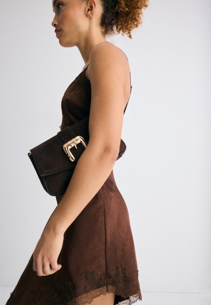 Sac à bandoulière avec boucle irrégulière