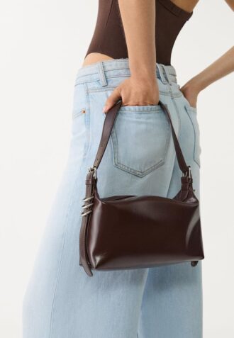 Sac à bandoulière avec détail de la bandoulière