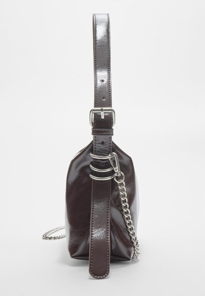 Sac à bandoulière avec détail de la bandoulière