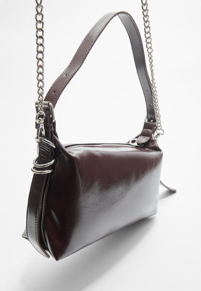 Sac à bandoulière avec détail de la bandoulière