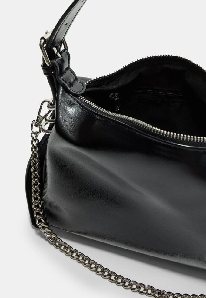 Sac à bandoulière avec détail de la bandoulière