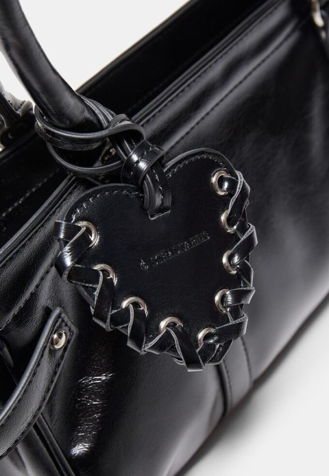 Sac à bandoulière avec détail en forme de cœur