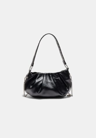 Sac à bandoulière avec plis et détail de la sangle