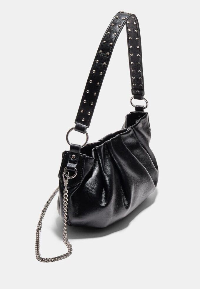 Sac à bandoulière avec plis et détail de la sangle Sac à bandoulière avec plis et détail de la sangle