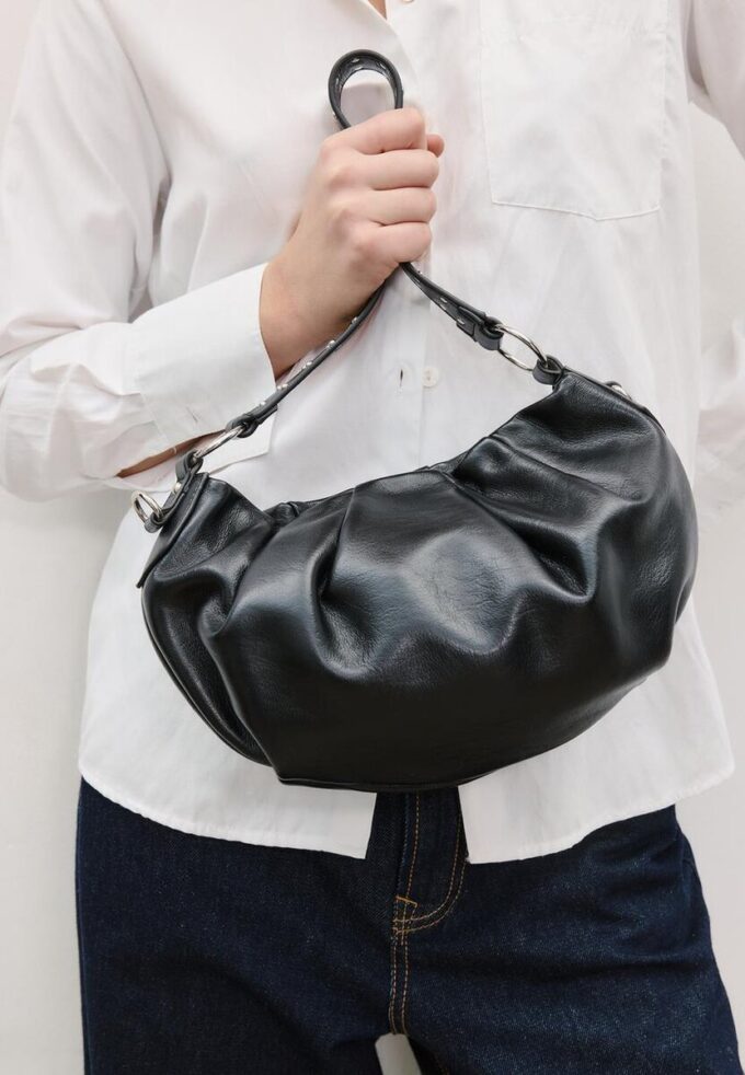 Sac à bandoulière avec plis et détail de la sangle Sac à bandoulière avec plis et détail de la sangle