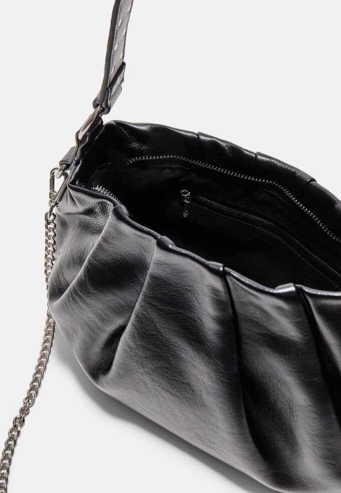 Sac à bandoulière avec plis et détail de la sangle Sac à bandoulière avec plis et détail de la sangle