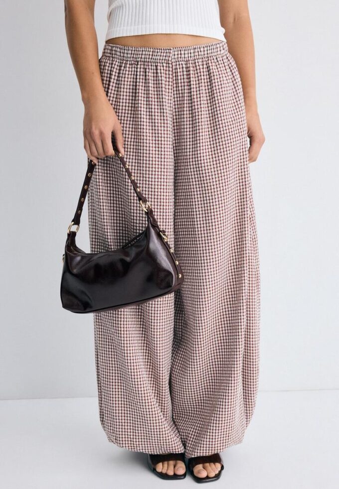 Sac à bandoulière demi-lune clouté