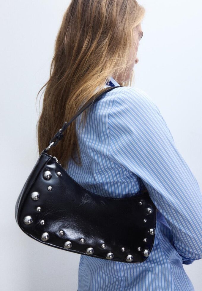 Sac à bandoulière demi-lune clouté