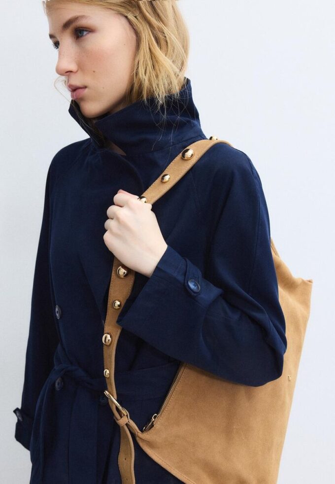 Sac à bandoulière plat clouté, 100 % Cuir Sac à bandoulière plat clouté, 100 % Cuir