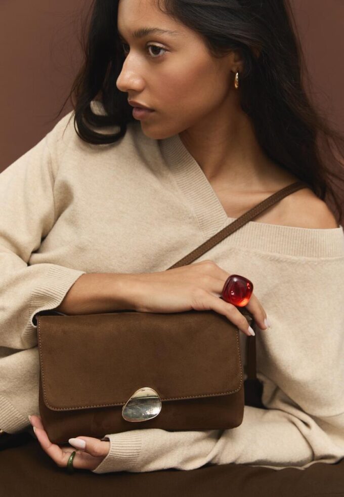 Sac en simili-suède avec fermoir métallique asymétrique