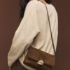 Sac en simili-suède avec fermoir métallique asymétrique