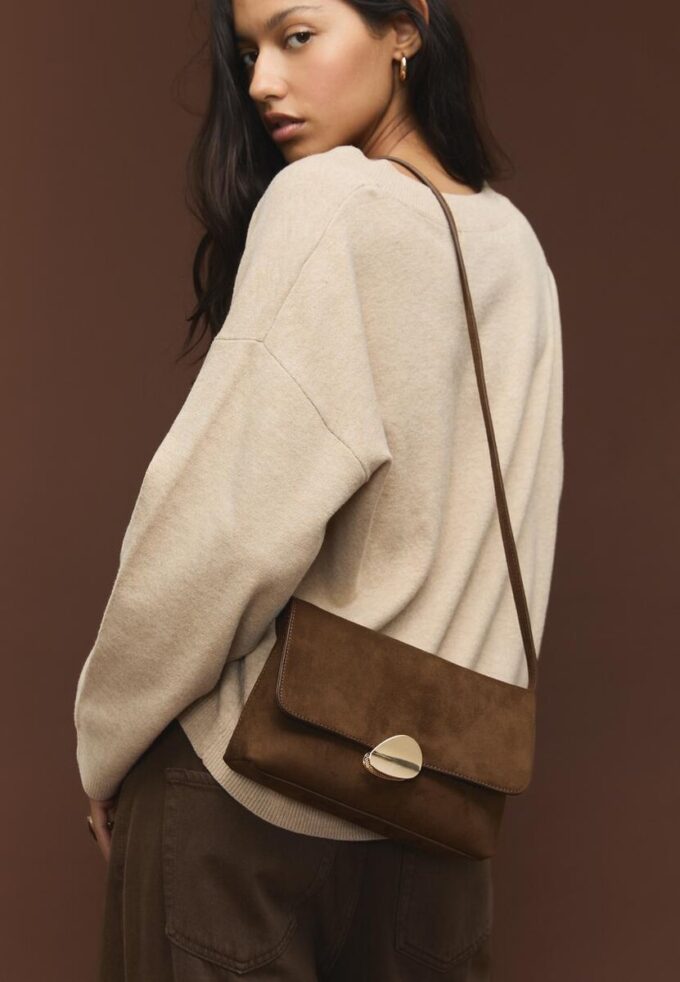 Sac en simili-suède avec fermoir métallique asymétrique