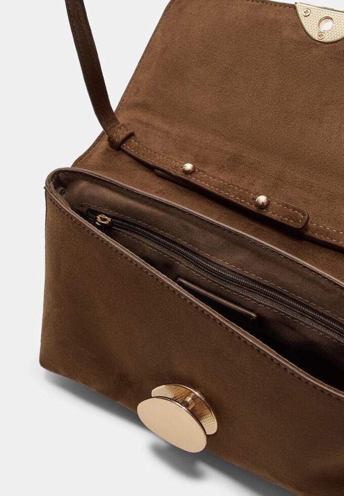Sac en simili-suède avec fermoir métallique asymétrique