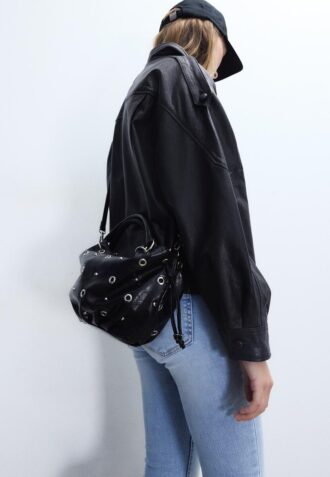 Sac seau avec détails en œillets