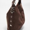 Sac seau en simili-suède avec détail de lanière