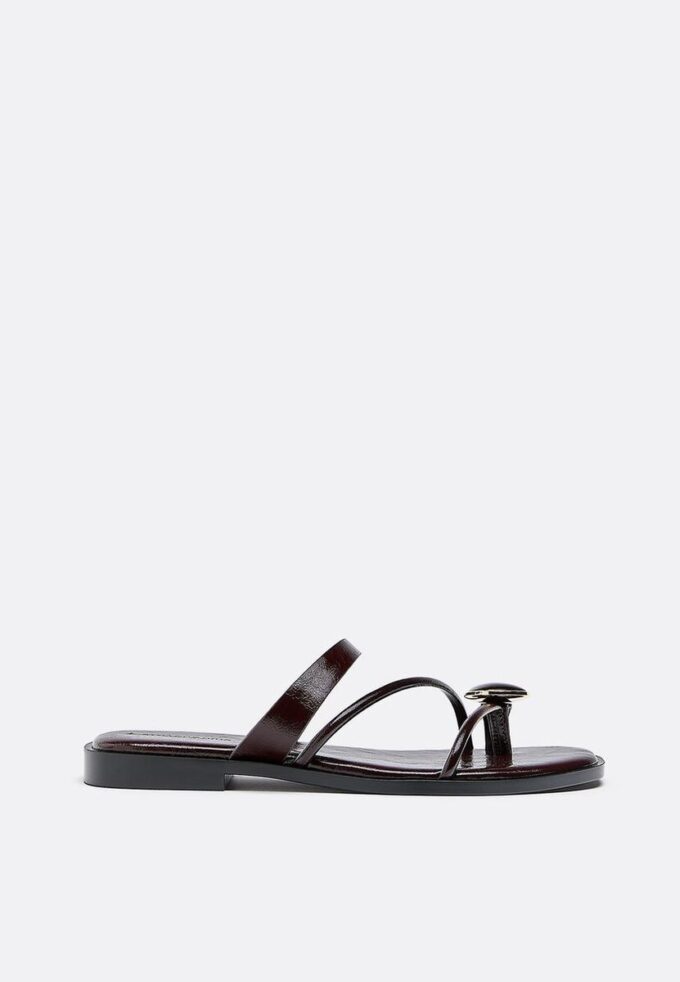 Sandales plates avec détails en pierre