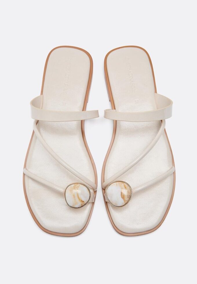 Sandales plates avec détails en pierre