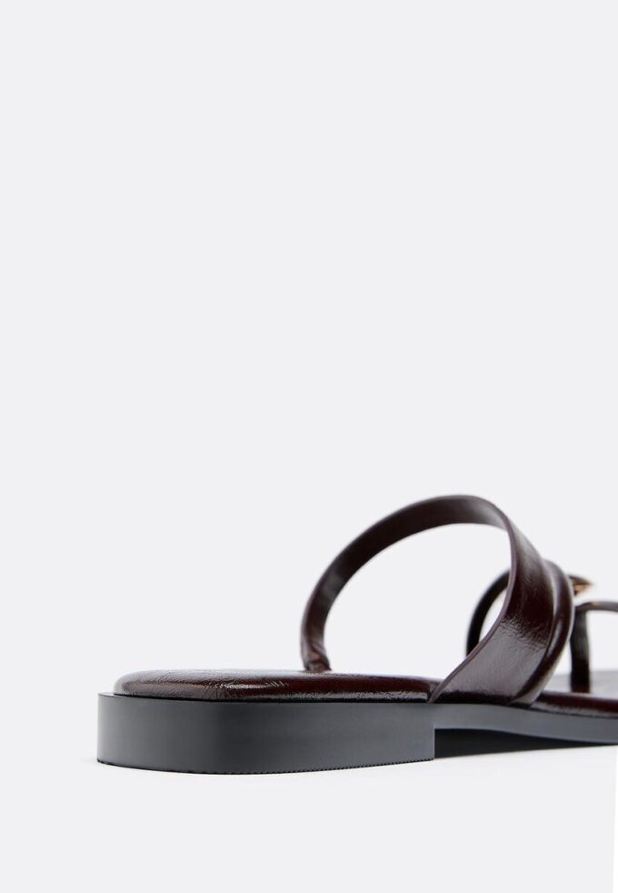 Sandales plates avec détails en pierre