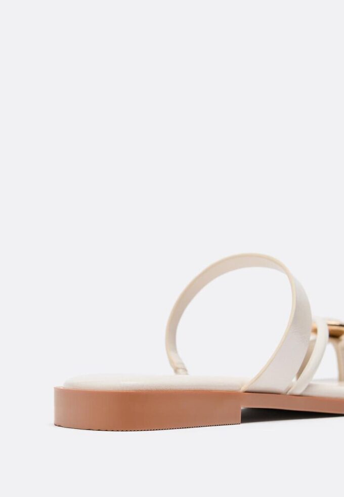 Sandales plates avec détails en pierre