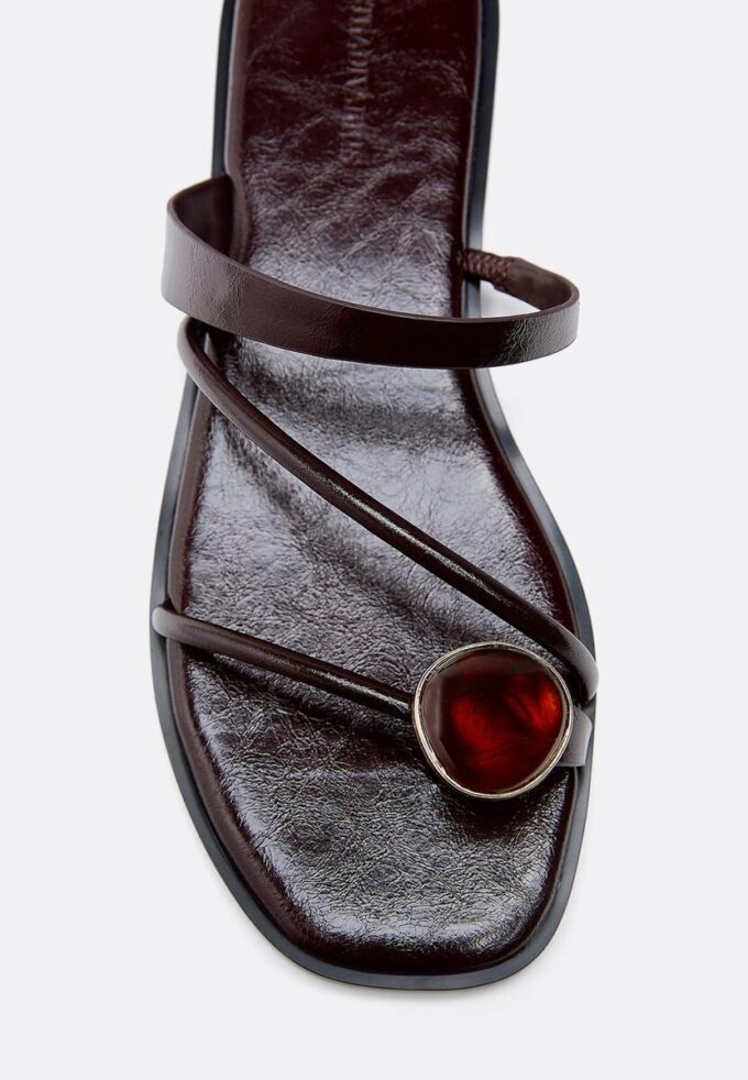 Sandales plates avec détails en pierre