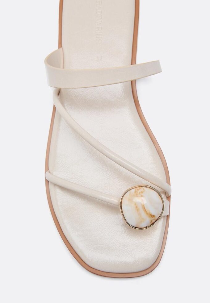 Sandales plates avec détails en pierre