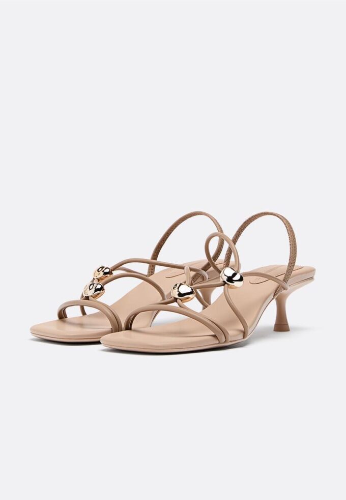 Sandales à talons bobines avec détails métalliques