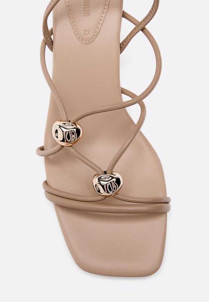 Sandales à talons bobines avec détails métalliques