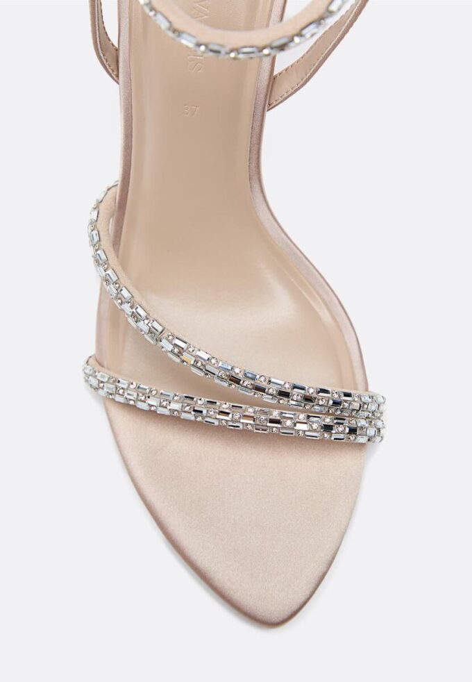 Sandales à talons hauts ornées de strass