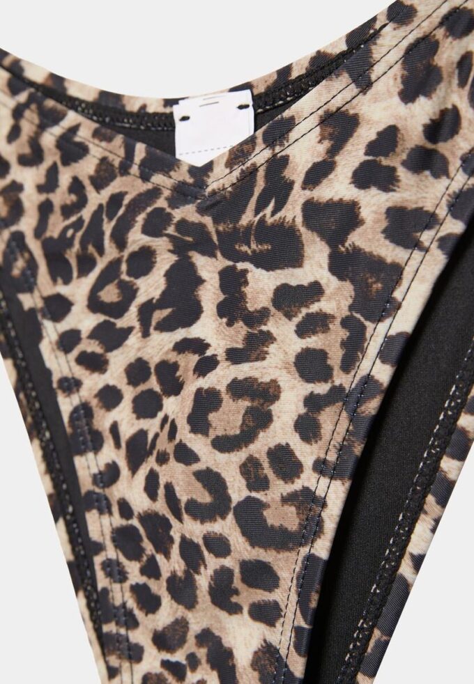 Slip de bikini brésilien basique à encolure en V