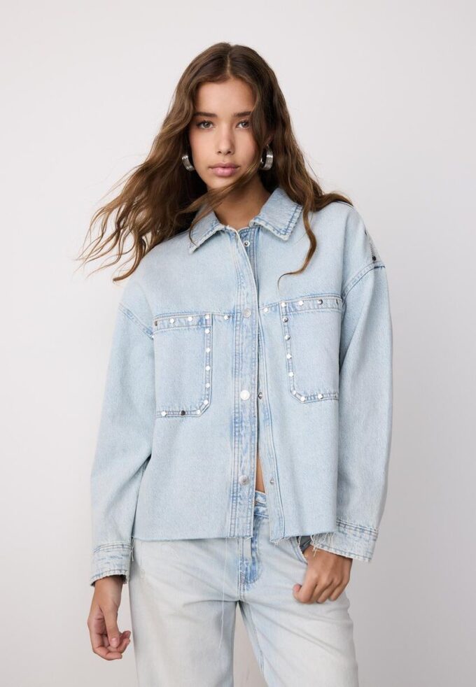 Surchemise courte en denim avec clous