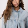Surchemise courte en denim avec clous